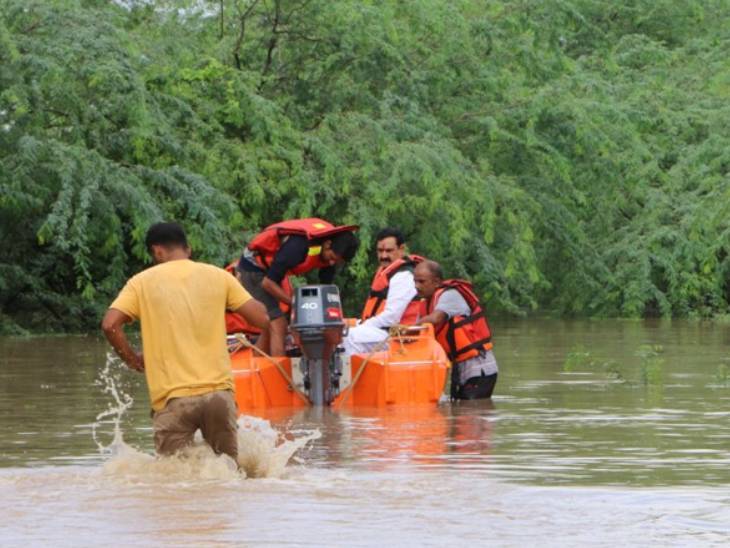 गृहमंत्री नरोत्तम मिश्रा बोट से कोटरा गांव पहुंचे थे।
