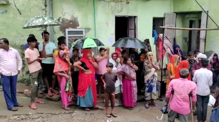 हादसे के वक्त मकान में महावीर, अनिता, पूजा, दीपिका, कान्हा, तमन्ना व मीरा सो रहे थे।