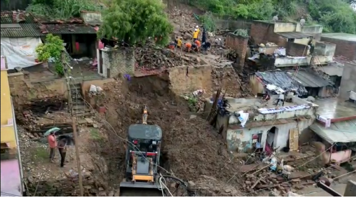 दीवार ढहने से मलबे में बदला घर।