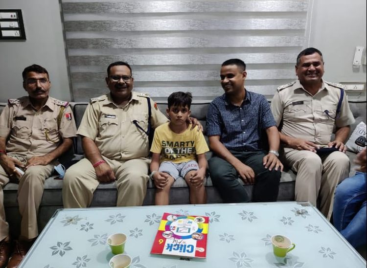 मीत के साथ एसपी यादव व सिरोही पुलिस टीम।