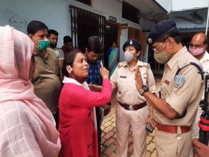 प्रदर्शन के दौरान अभिभावकों को और पुलिस के बीच भी खूब नोक-झोक हुई। - Dainik Bhaskar