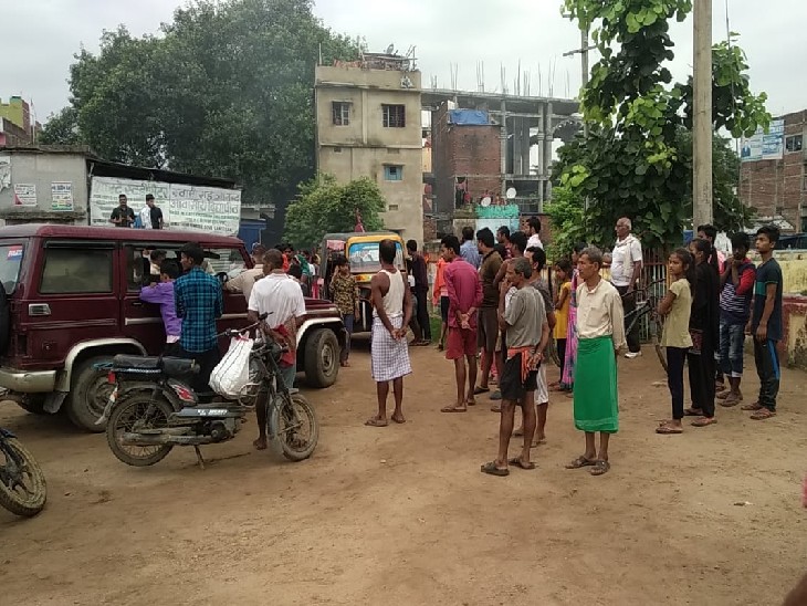 रात में घर से बिना बताए बाहर निकला था युवक, सुबह मंदिर के पोखर में मिली लाश | Bihar News; Dead body of a young man found in a puddle in Patna -