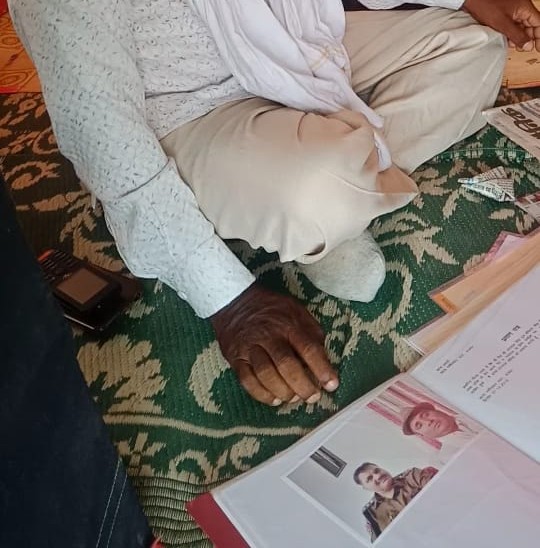 ये नीमराणा के डीएसपी महावीर सिंह का झोलाछाप के साथ बतौर प्रमाण फोटो।