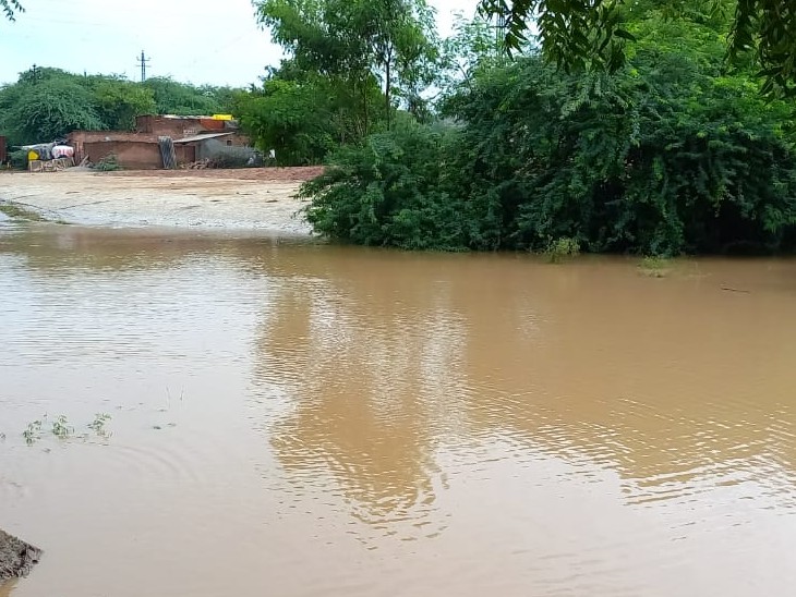 गांवों में भरा पानी।