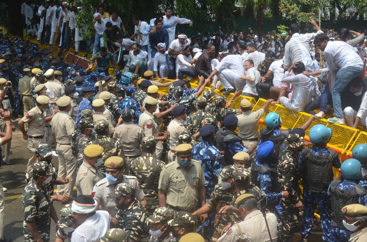 पुलिस और सिक्योरिटी फोर्सेस के जवान कांग्रेस कार्यकर्ताओं को संसद जाने से रोकते हुए।