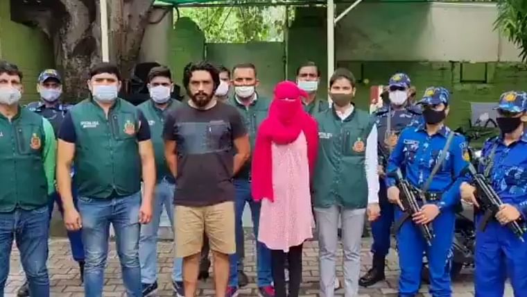 गैंगस्टर काला जठेड़ी के साथ दिल्ली पुलिस की गिरफ्त में लेडी डॉन अनुराधा चौधरी।