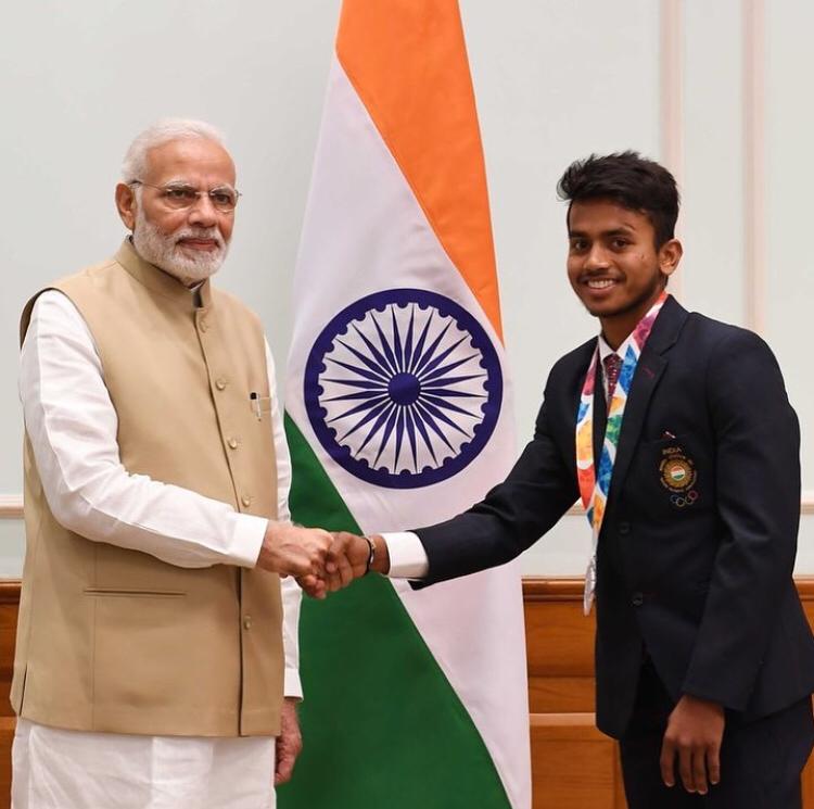 प्रधानमंत्री नरेंद्र मोदी के साथ विवेक सागर। -फाइल फोटो