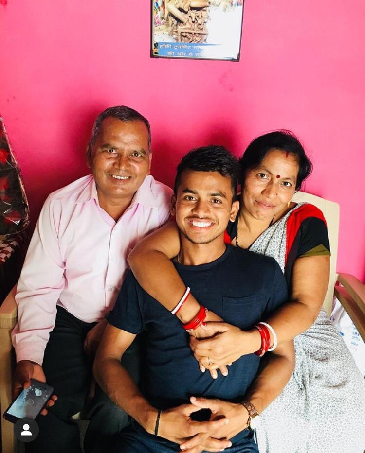 माता-पिता के साथ हॉकी प्लेयर विवेक सागर।