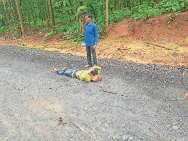 विस्फोट के बाद घायल निकलकर कुछ दूरी पर लेट गए।