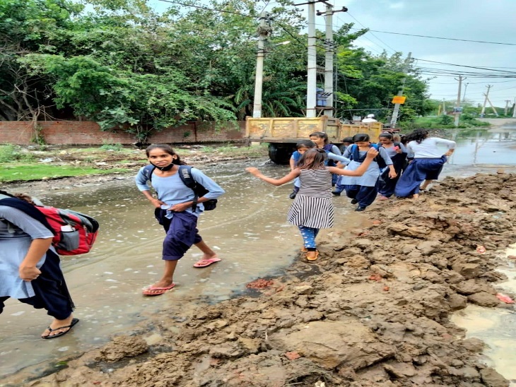 छात्राओं को स्कूल जाने में हो रही परेशानी
