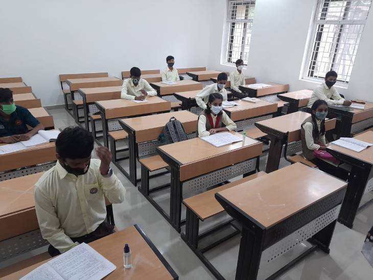 भोपाल के सुभाष एक्सीलेंस में 10वीं क्लास का पहला दिन। - Dainik Bhaskar