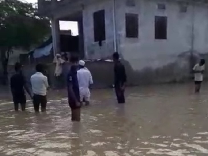 बांध टूटने से फागी कस्बे के पास बसी कॉलोनी में भरा पानी।