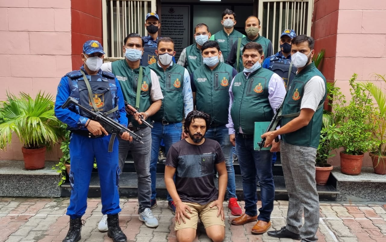 दिल्ली पुलिस की गिरफ्त में गैंगस्टर काला जठेड़ी।