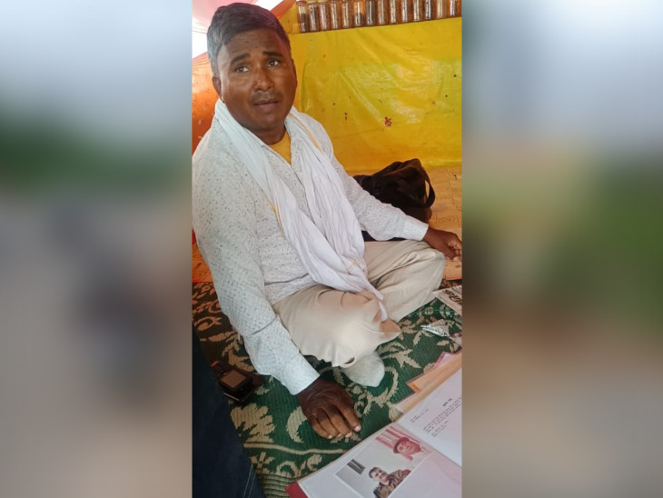खुद के साथ पुलिस वालों की फोटो दिखाता झोलाछाप।