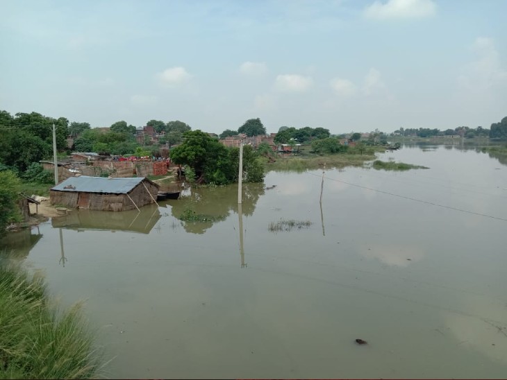बक्सर जिले के गांवों में भरा पानी। गंगा नदी से सटे इलाकों में हाई अलर्ट जारी किया गया है।