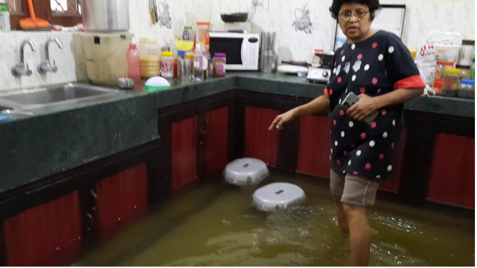 मकान में 1 से 2 फीट पानी भरा है।