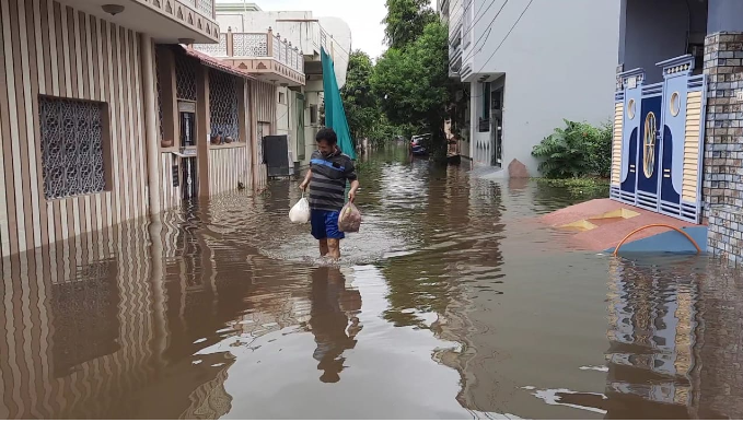 कॉलोनी में न तो कोई सब्जी वाला आ रहा है, न ही दूध वाला। जैसे तैसे व्यवस्था कर काम चला रहे हैं।