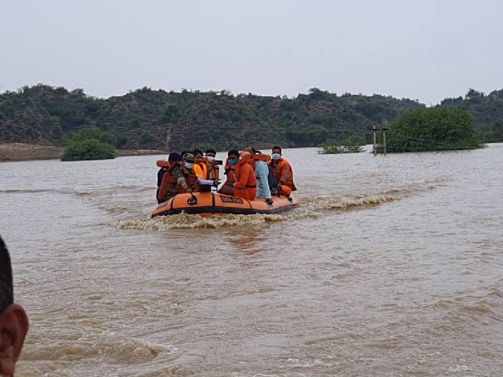 मुरैना में चंबल नदी की बाढ़ में फंसे लोगों को किया जा रहा रेस्क्यू।