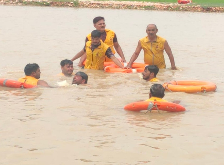 In jaipur a boy died while bath in the pond, drowning in the depths but ...