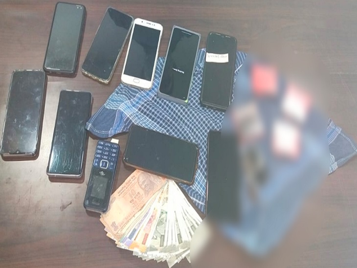 मौके से 14 मोबाइल, कैश और आपत्तीजनक सामान मिले हैं।