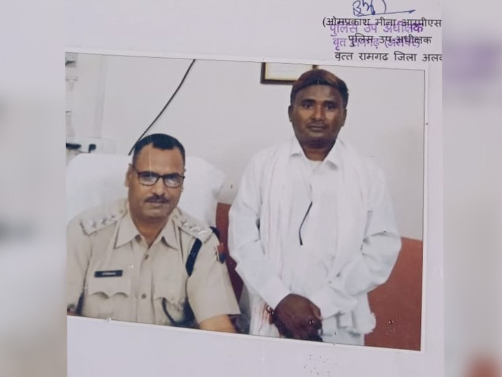 ये अलवर के रामगढ़ के डीएसपी ओमप्रकाश मीणा के साथ झोलाछाप का फोटो।