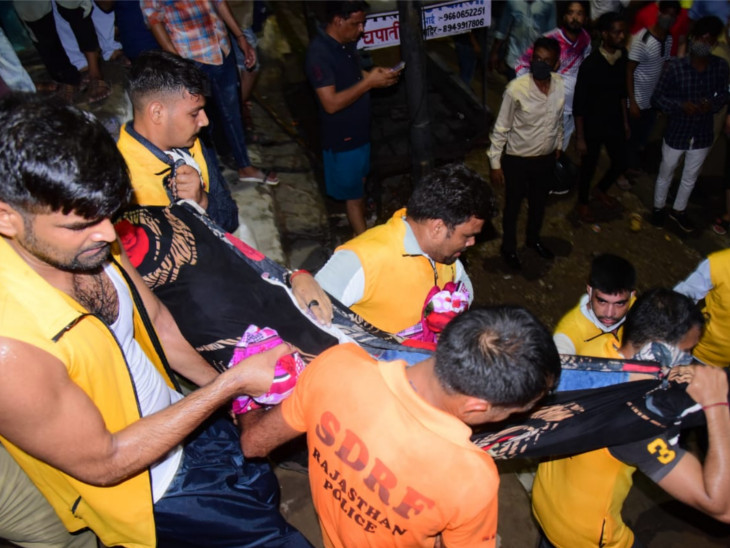जयपुर में 11 जुलाई की रात आमेर के सामने वॉच टावर पर बिजली गिरने से 11 लोगों की मौत हो गई थी।