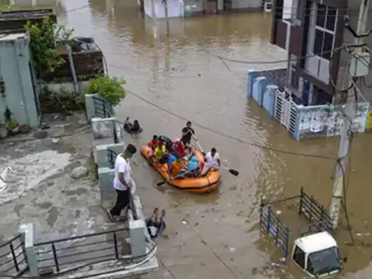 कोटा में आई बाढ़ का पानी कई कॉलोनियों में भर गया था। सड़क पर चलने लगी थी नाव।
