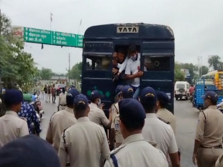 चोइथराम मंडी में प्रदर्शन करने पर पुलिस कांग्रेसी कार्यकर्ताओं को पकड़कर थाने ले गई। - Dainik Bhaskar