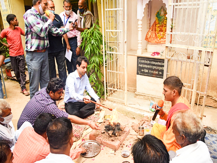 भावना की जीत के लिए पूजा अर्चना करते राजसमंद कलेक्टर अरविंद पोसवाल।