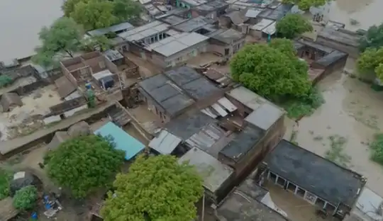 भिंड जिले में सिंध और चंबल के बाद क्वांरी नदी में भी उफान आने से गोरमी कस्बे में नदी किनारे के आधा दर्जन गांव बाढ़ की चपेट में हैं।
