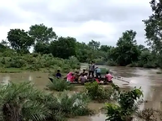 विदिशा जिले के शमशाबाद में बाह नदी पर बने संजय सागर बांध के 7 गेट खोल दिए गए। यहां सोमवारा इलाके में फंसे 14 लोगों को रेस्क्यू कर लिया गया।