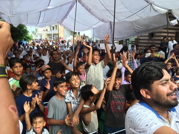 नीरज चोपड़ा घर के बाहर लगी स्क्रीन में मैच देखकर उनकी जीत का जश्न मनाते लोग।