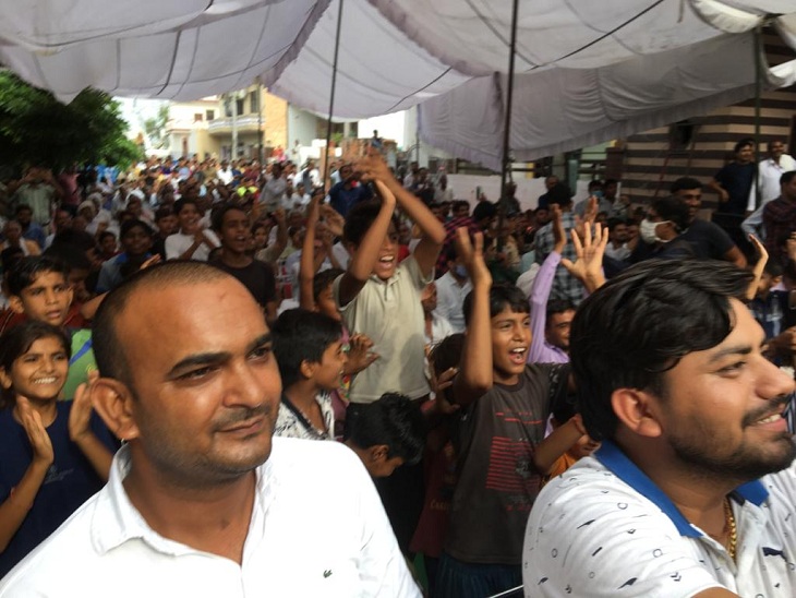 नीरज के गोल्ड जीतते ही तालियों की गड़गड़ाहट से उनका गांव गूंज उठा।