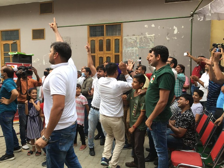नीरज चोपड़ा की जीत पर उनके घर में जश्न मनाते हुए लोग।