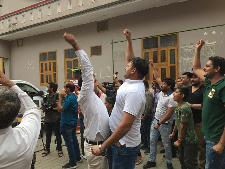 नीरज चोपड़ा की जीत के बाद उनके गांव में लोग खुशी से नाच उठे।