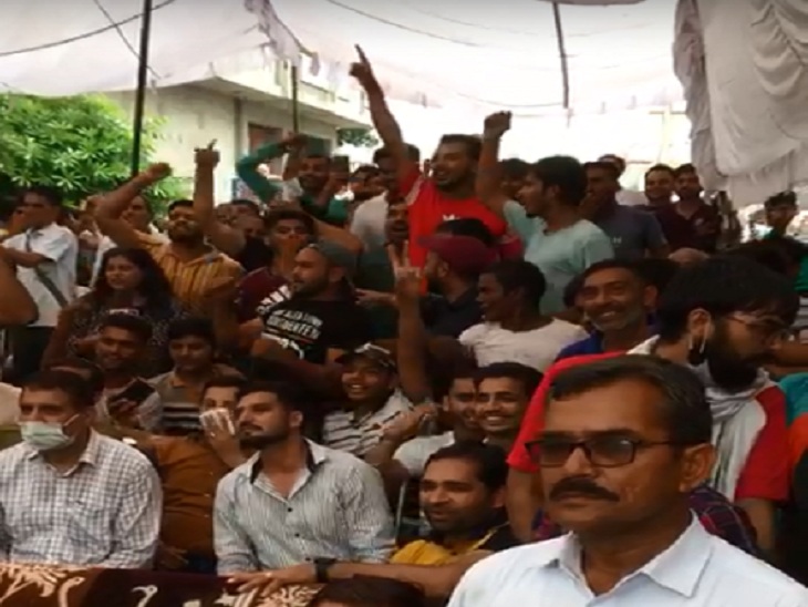 नीरज चोपड़ा के घर के बाहर लगी स्क्रीन में मैच देखते उनके परिजन व गांव के लोग।