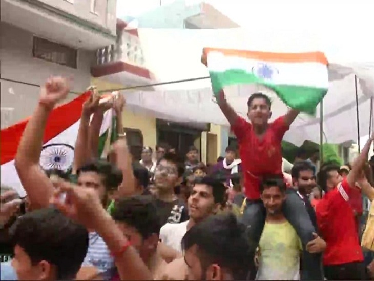 नीरज चोपड़ा की जीत पर उनके गांव में जश्न मनाते लोग।