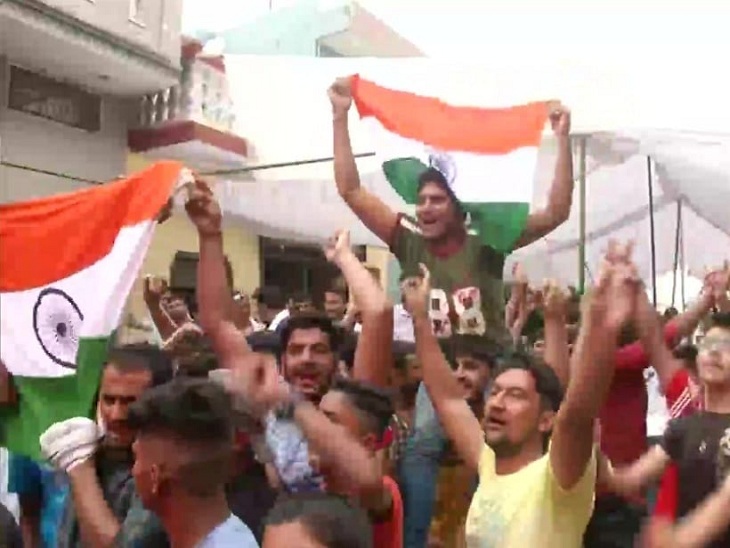 नीरज का मैच पूरे गांव ने एक साथ देखा और उनकी जीत से हर कोई झूम उठा।
