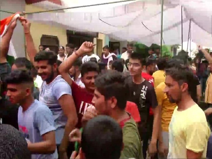 नीरज चोपड़ा के घर के बाहर जमा युवाओं व बच्चों की भीड़।