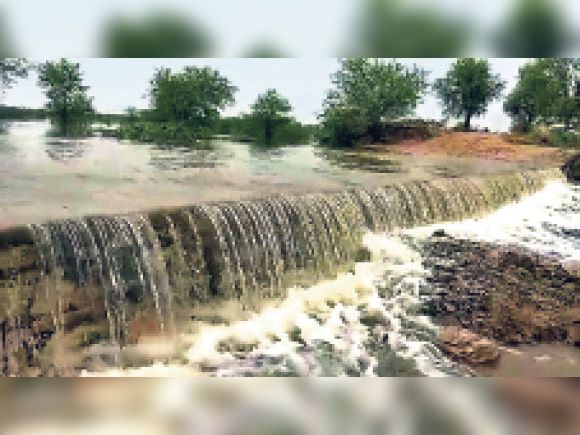 आनासागर झील के पानी से रामपुरा डाबला में एनिकट की चादर चली|अजमेर,Ajmer - Dainik Bhaskar