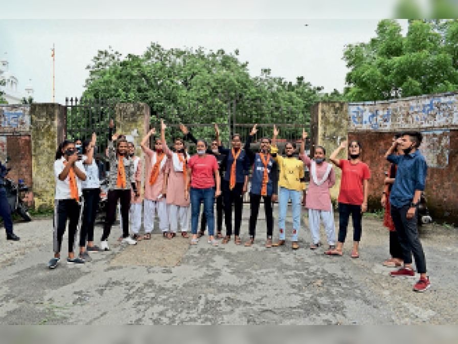 मैकेनिक का अभद्र व्यवहार छात्राओं ने किया प्रदर्शन, कार्रवाई करने की मांग की|भीलवाड़ा,Bhilwara - Dainik Bhaskar