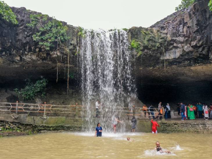 गंगा महादेव में गुफा के ऊपर से गिरता दूधिया झरना।