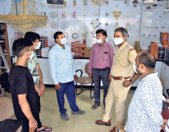 इलेक्ट्राॅनिक्स आइटम की दुकान का शटर ताेड़कर माल पार|अजमेर,Ajmer - Dainik Bhaskar