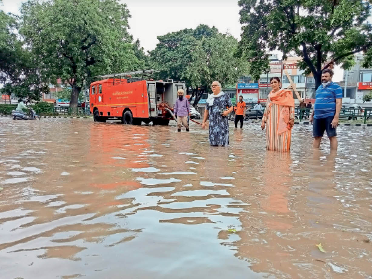 सब पानी-पानी: एक घंटे बारिश में रोड गलियां हुईं ब्लॉक तो सड़कें बन गई तालाब, घरों में घुसा पानी