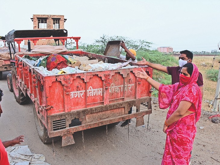 ट्रैक्टर में पत्थर और रेत के कट्टे भर लाए, गड़बड़ी पकड़ी तो चालकों ने आधा घंटा तक जाम लगाया|बीकानेर,Bikaner - Dainik Bhaskar