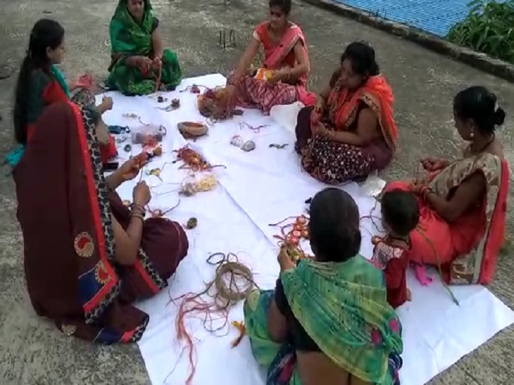 राखियां बनाती महिलाएं।