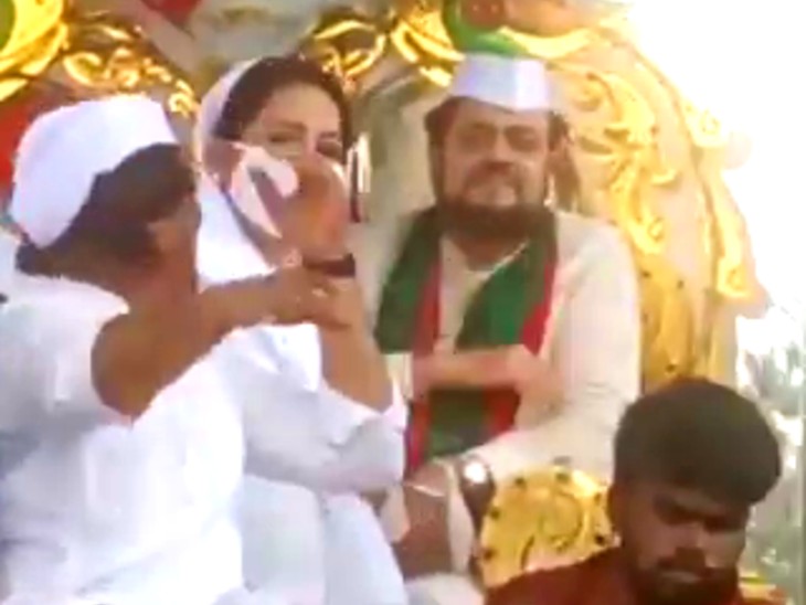 रथ यात्रा के दौरान अबू आजमी ने चेहरे पर कोई मास्क नहीं लगाया था।