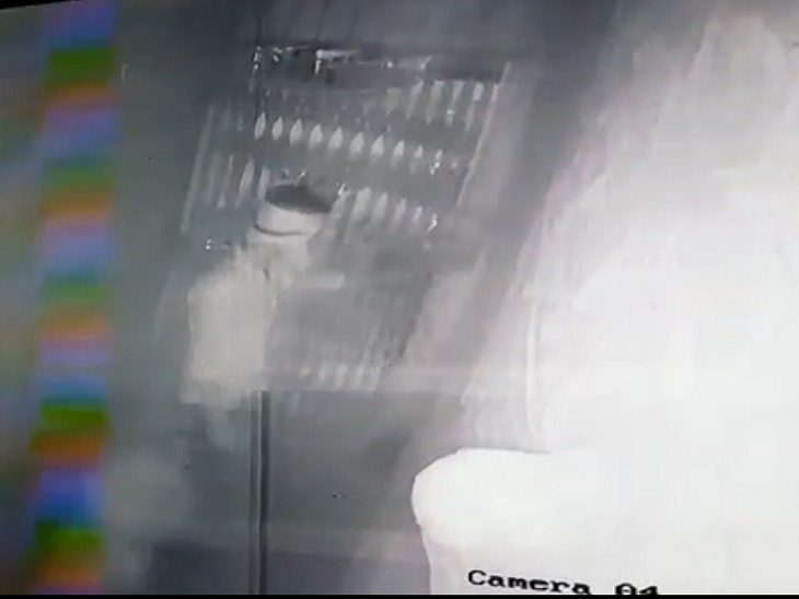 CCTV में कैद मार्केट का गेट बंद करते लुटेरों की तस्वीर।