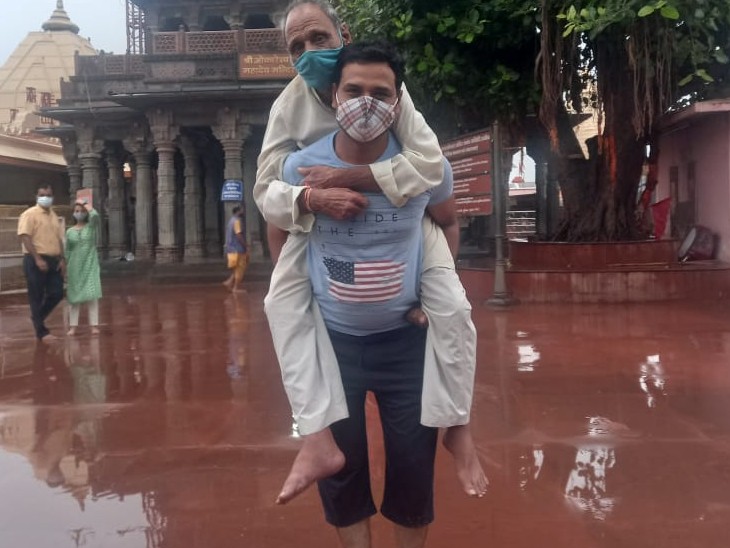 विदिशा के रहने वाले रामचंद्र गुप्ता को उनके बेटे ने पीठ पर मंदिर पहुंचाया।