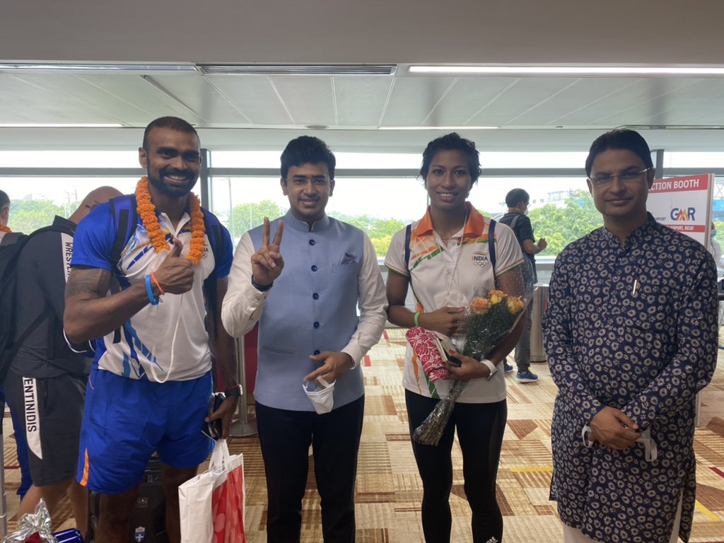 दिल्ली एयरपोर्ट पर भारतीय पुरुष हॉकी टीम के गोलकीपर पीआर श्रीजेश (बाएं) और लवलिना बोरगोहेन (दाएं)।